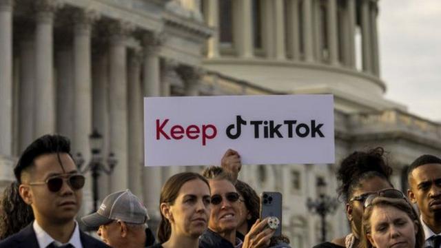 米議会議事 前には、TikTok禁止に反対する人々が集まった